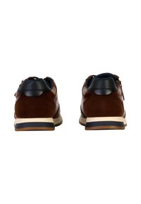 Sneaker basse in pelle e suede marroni con tallone blu navy, intersuola bianca e suola in gomma marrone, caratterizzati da un design elegante e dettagli con zip.