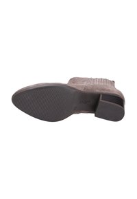 Zijden enkelboot met een ronde neus, textuur in bruin bovenwerk, kleine blokhak en geprofileerde rubberen zool voor grip. Voorzien van verticale stiksels.