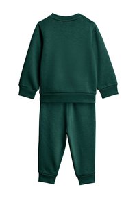 Ciemnozielony dres bawełniany z długim rękawem i okrągłym dekoltem oraz dopasowanymi spodniami zwężanymi ku dołowi z elastycznymi ściągaczami. Gładka faktura.