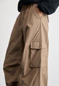 New Balance PANT - Cargo hlače - light mushroom