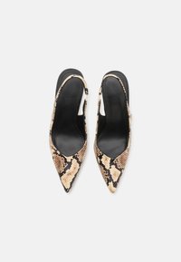 Spisse slingback hæler i strukturert sort og brun slangeskinn, med en slank silhuett og åpne sider, som har et polstret svart interiør.