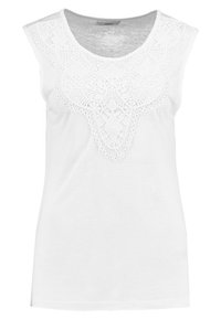 Top bianco senza maniche realizzato in tessuto morbido, con dettagli in pizzo intricati sul colletto, presenta una texture liscia e una vestibilità morbida.