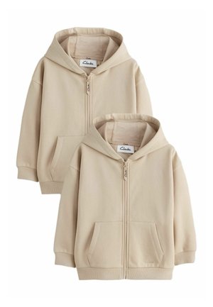 Zwei beige Kapuzenpullover mit Reißverschluss, Fronttaschen, gerippten Bündchen und "Clarks"-Etiketten an Reißverschlüssen und in den Krageninnenseiten, auf weißem Hintergrund präsentiert.