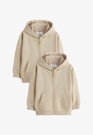 Zwei beige Kapuzenpullover mit Reißverschluss, Fronttaschen, gerippten Bündchen und "Clarks"-Etiketten an Reißverschlüssen und in den Krageninnenseiten, auf weißem Hintergrund präsentiert.