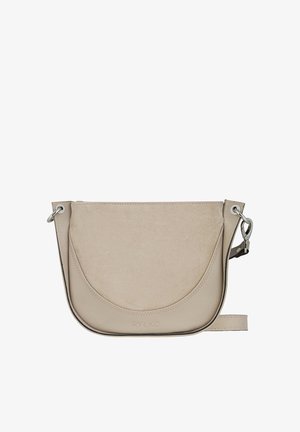 Beżowa skórzana torba na ramię z zaokrągloną przednią kieszenią, srebrnymi okuciami i regulowanym paskiem.