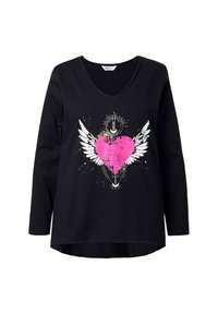 Schwarzes Langarmshirt mit V-Ausschnitt, das ein grafisches Design eines pinken Herzens, weißen Flügeln und abstrakten Akzenten zeigt. Aus Baumwolle.