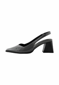 Pilkos patentinės odos slingback kulniukai su smailiu priekiniu pjūviu ir tekstūruotu, kampiniu blokuotu kulnu. Liesas dizainas su minimaliais siuvimo detalėmis.
