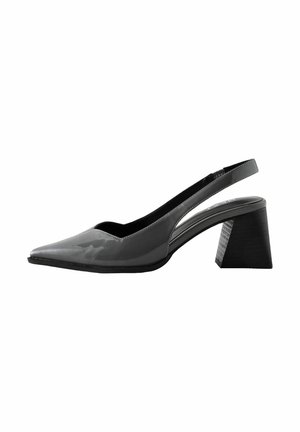 Szare lakierowane sandały na obcasie typu slingback z wysmukłym noskiem i teksturowanym, kanciastym obcasem. Elegancki design z minimalną ilością szwów.