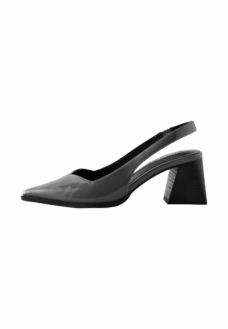 Pilkos patentinės odos slingback kulniukai su smailiu priekiniu pjūviu ir tekstūruotu, kampiniu blokuotu kulnu. Liesas dizainas su minimaliais siuvimo detalėmis.