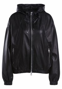 Veste noire à capuche avec fermeture éclair frontale, poches latérales zippées, poignets et bas élastiqués, fabriquée en matériau lisse imitation cuir.