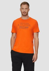 s.Oliver MIT LOGO-MOTIVEN - T-shirt imprimé - orange