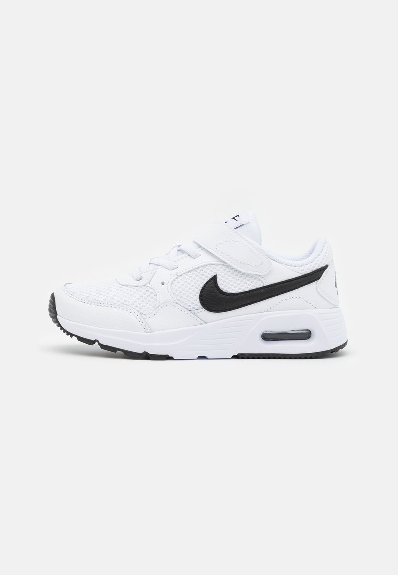 Sapatos de desporto brancos feitos de malha e material sintético, com um logótipo da Swoosh em preto, bico redondo e colarinho almofadado.