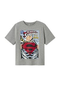 Grijze t-shirt met korte mouwen, voorzien van een Superman stripafbeelding in rood en zwart, met de tekst: "De Avonturen van Superman."