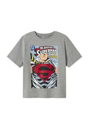 Grijze t-shirt met korte mouwen, voorzien van een Superman stripafbeelding in rood en zwart, met de tekst: "De Avonturen van Superman."