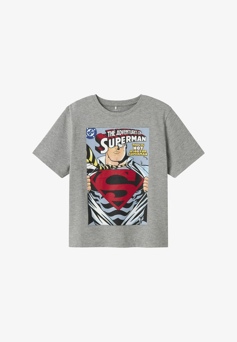 Grijze t-shirt met korte mouwen, voorzien van een Superman stripafbeelding in rood en zwart, met de tekst: "De Avonturen van Superman."