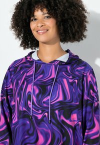 Multicolore hoodie met draaiende paarse en roze patronen. Voorzien van een capuchon met trekkoord en zacht, lichtgewicht stof.