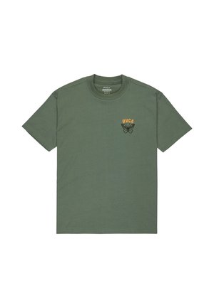 Olivgrünes Baumwoll-T-Shirt mit kurzen Ärmeln, versehen mit einem schwarzen Schmetterlingsgrafik und orangefarbener Schrift im linken Brustbereich.