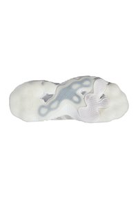 Weiße sportliche Schuhsohle aus strukturiertem Gummi, mit einem Wellenmuster in Blau und grauen Akzenten, glatten Bereichen und zwei Ausschnitten.