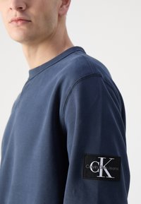 Calvin Klein Jeans BADGE CREW NECK - Felpa - ink