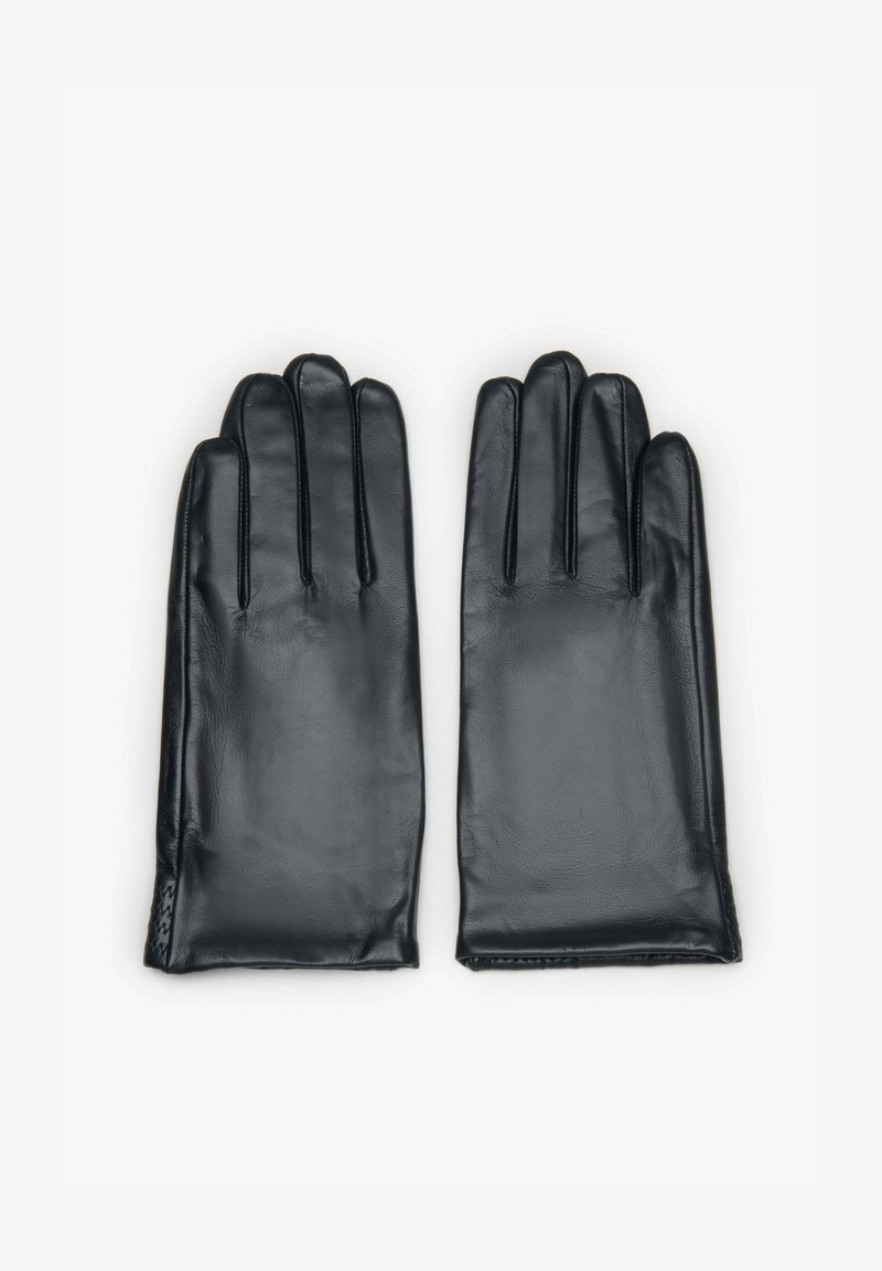 Paar zwarte leren handschoenen plat neergelegd met uitgestrekte vingers, met een gladde textuur en gestikte details bij de polsen.