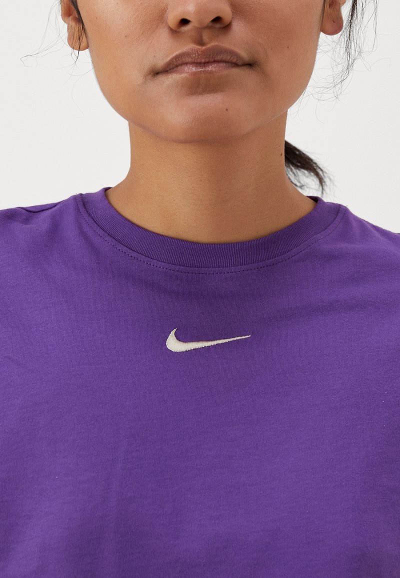 mauve nike shirt