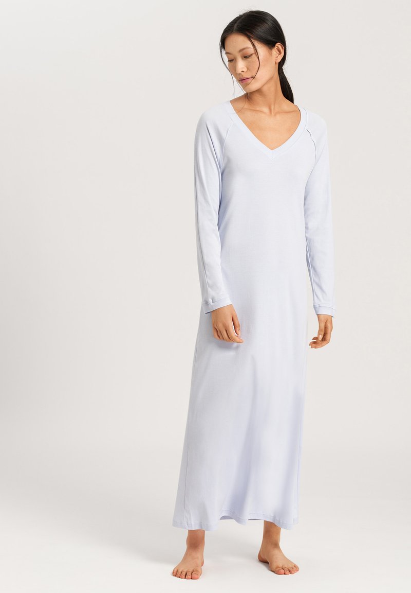Camicia da notte a manica lunga di colore blu chiaro con scollatura a V, realizzata in un tessuto morbido, con vestibilità comoda e orlo dritto. Senza motivi visibili.