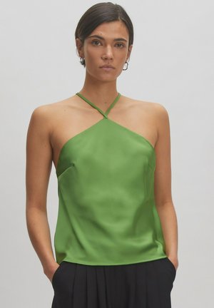 Groene satijnen tanktop met een halterhals en gekruiste banden. Heeft een ontspannen pasvorm en een gladde, glanzende textuur. Kreukvrije stof.