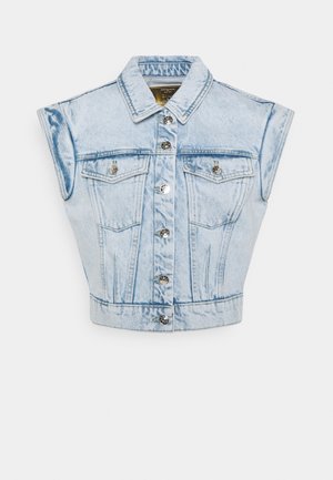 Gilet corto in denim azzurro chiaro con bottoni argento, due tasche sul petto e colletto. Presenta imbottiture sulle spalle e una forma aderente.