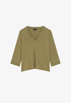 Top verde oliva con scollatura a V, maniche a tre quarti e vestibilità ampia. Realizzato in tessuto morbido con polsini a manica piegati e design corto.