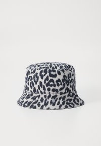 Căciulă tip bucket în albastru marin și alb cu un model de leopard. Fabricată dintr-un material cu textură moale și cu o margine lată pentru protecție solară.