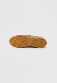 Nike batelio pada su dantyta guminio pada guminių pado kvadratinių traukos kaiščių raštu ant švaraus balto fono.