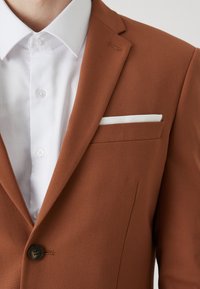Isaac Dewhirst THE FASHION SUIT SET - Odijelo - dark caramel