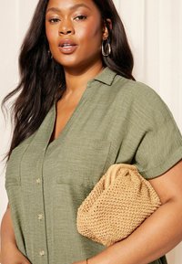 Curves Like These LOOK
 - Blusenkleid - khaki green