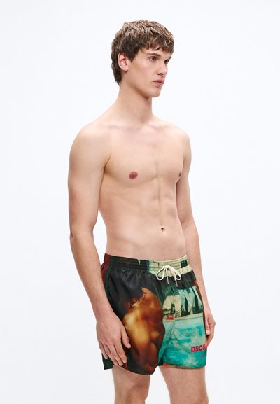 Schwarze Badeshorts mit buntem Grafikdruck, Kordelzugbund und kontrastierenden Seitenteilen in Grün und Rot.