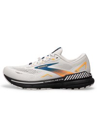 Vit löparskor med ovandel i mesh, blåa och orange detaljer, en dämpad svart sula och etiketten "Brooks Adrenaline GTS".