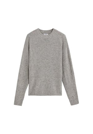 Suéter de lana de un gris claro jaspeado con mangas largas, puños y dobladillo acanalados, que presenta un cuello redondo.