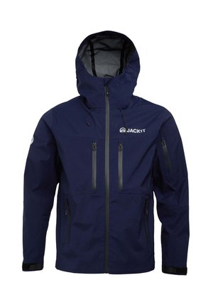 Marineblauer wasserdichter Jacke mit Kapuze, ausgestattet mit drei Reißverschlusstaschen, verstellbaren Manschetten und einem Logo auf der linken Brust. Glatte Textur.