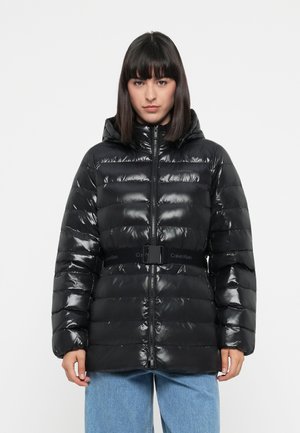 Zwarte pufferjack met een glanzende afwerking, voorzien van een capuchon, een ritssluiting aan de voorkant en een contrasterende riem met een Calvin Klein-logo.