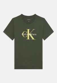 Grønn bomull t-skjorte med rund hals og kort erm, prydet med hvit og gul "Calvin Klein" logo og "CK" grafikk.
