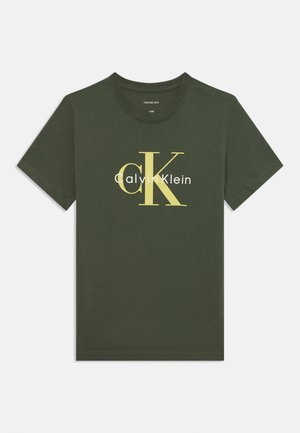 Grønn bomull t-skjorte med rund hals og kort erm, prydet med hvit og gul "Calvin Klein" logo og "CK" grafikk.