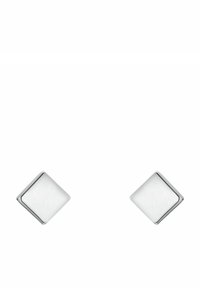 Pendientes de plata con forma geométrica de diamante y acabado pulido. Textura suave y diseño minimalista sin acentos adicionales.