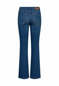 Jeans de mezclilla azul acampanados con una cintura de media altura, dos bolsillos traseros y un parche de cuero marrón en la cintura. Textura suave y diseño clásico.