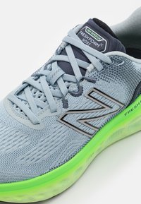 New Balance FRESH FOAM X MORE V4 - Sapatos para corrida em estrada - blue