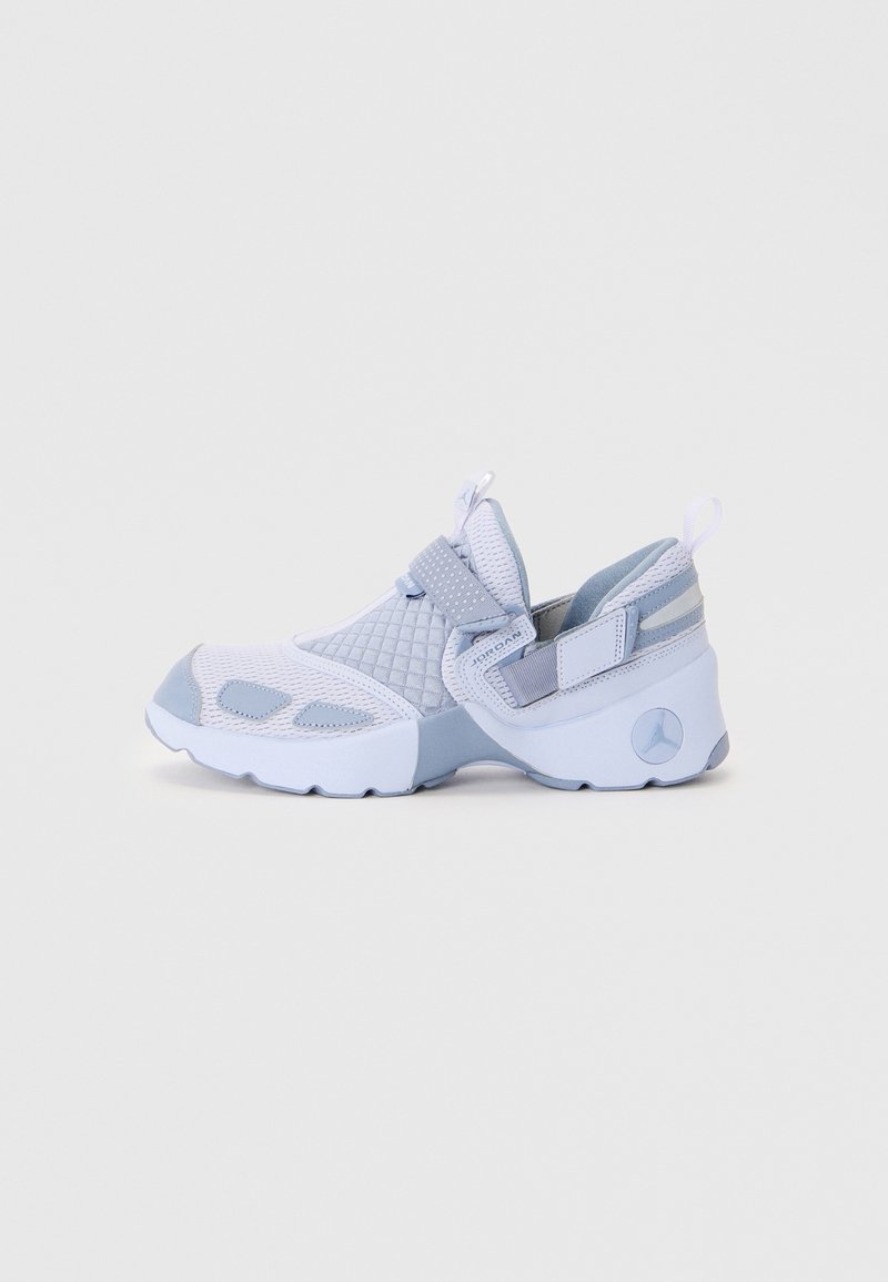 Baskets blanches et gris clair avec tissu en mesh et matelassé, bride Velcro, et semelle épaisse affichant le logo Jordan au talon.