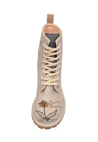 Beige Schnürstiefel mit Blumendesign; verfügt über eine gelbe Blumenillustration und den Text "Es gibt immer Hoffnung"; strukturierte Oberfläche, Gummisohle.