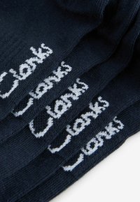 Calze navy realizzate in un morbido tessuto, con ricamo bianco di "Clarks" sul lato, dotate di una texture a coste e design della punta senza cuciture.