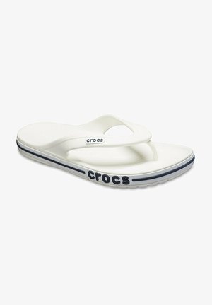 Witte Crocs slipper, met een gladde textuur, een gevormde voetbed en een donkerblauwe accentstreep op de buitenzool met het 'crocs' logo.
