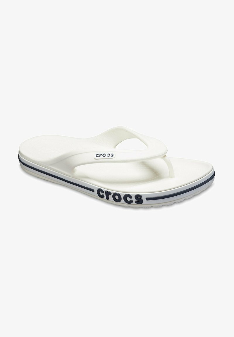 Tongs Crocs blanches, avec une texture lisse, un semelle intérieure profilée et une bande d'accent bleu foncé sur la semelle extérieure avec le logo 'crocs'.