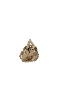 Borsa a mano in pelle beige con design arricciato, due manici corti e spallaccio rimovibile. Presenta cuciture decorative e accessori in metallo argentato.