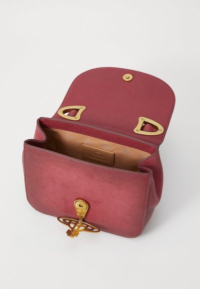 Geantă de mână din piele bordo, cu un finisaj texturat, accesorii din aur și un sistem de închidere cu cheiță. Interiorul are un căptușel bej cu un logo.